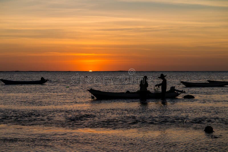 Indonesiaseptember 2020 sumba : Рыбная ловля рыбака на лодке вода с кораблем с видом на закат стоковое изображение rf