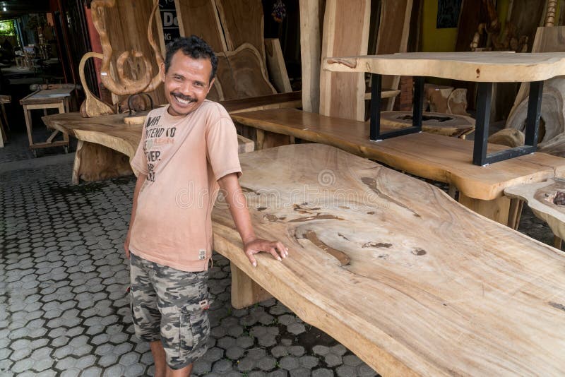 ventilator afgewerkt ondersteuning Indonesische Man Verkoopt Meubelen Van Vast Hout in Een Lokale Winkel Op  Bali Redactionele Stock Foto - Image of ruimte, houten: 165562683