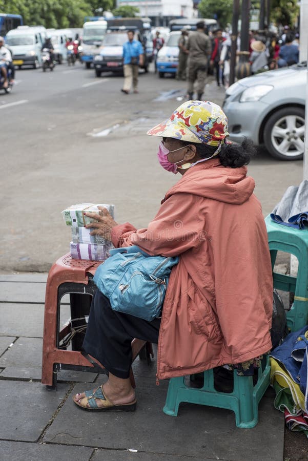 Indonesiska kvinnautbytesvalutor i en gata av Jakarta nära den Kota stationen arkivbild Indonesiska kvinnautbytesvalutor i en gata av Jakarta nära den Kota stationen arkivbild