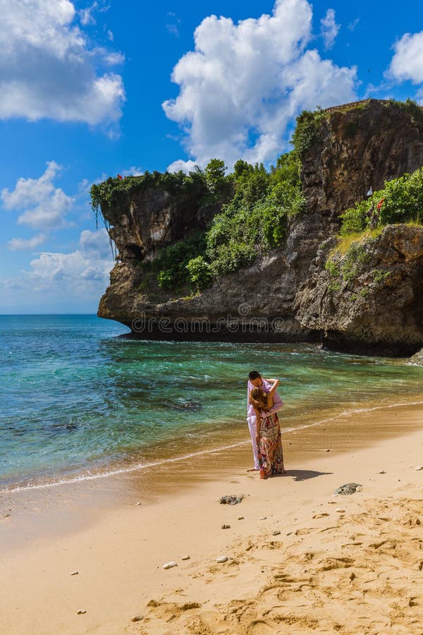 INDONEZJA BALI, KWIECIEŃ 18 -: Poślubiać w Balangan plaży na Kwietniu 18 fotografia royalty free INDONEZJA BALI, KWIECIEŃ 18 -: Poślubiać w Balangan plaży na Kwietniu 18 fotografia royalty free