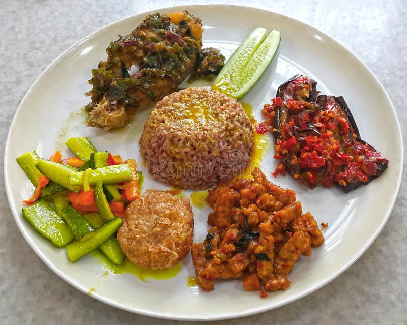 INDONEZYJSKI jedzenie NASI CAMPUR obraz stock INDONEZYJSKI jedzenie NASI CAMPUR obraz stock