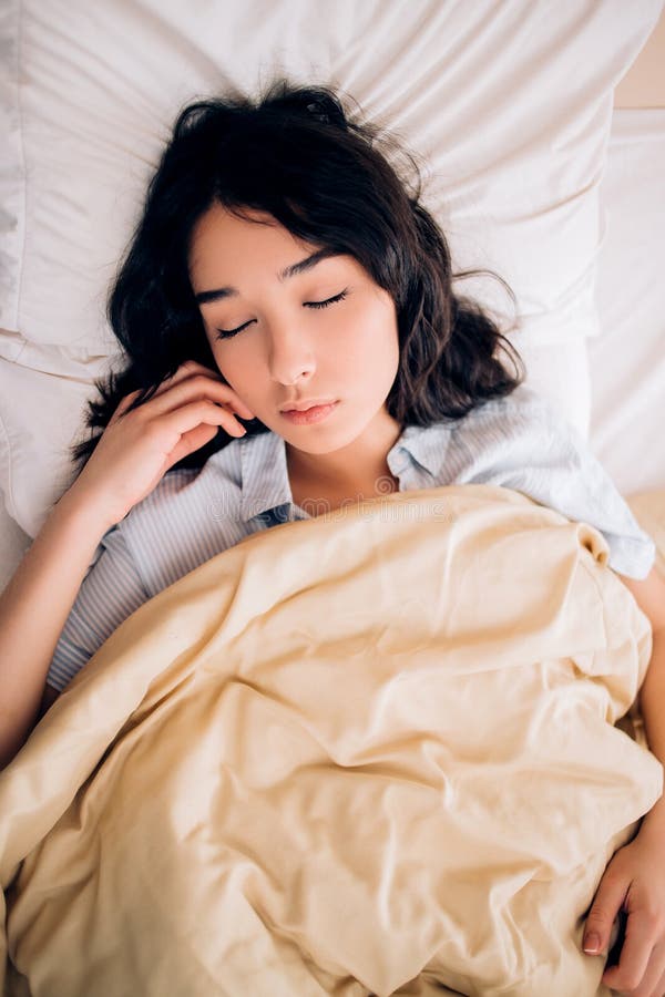 Sleeping hairy. Сон и отдых. Фото головой женщины в одеяле.