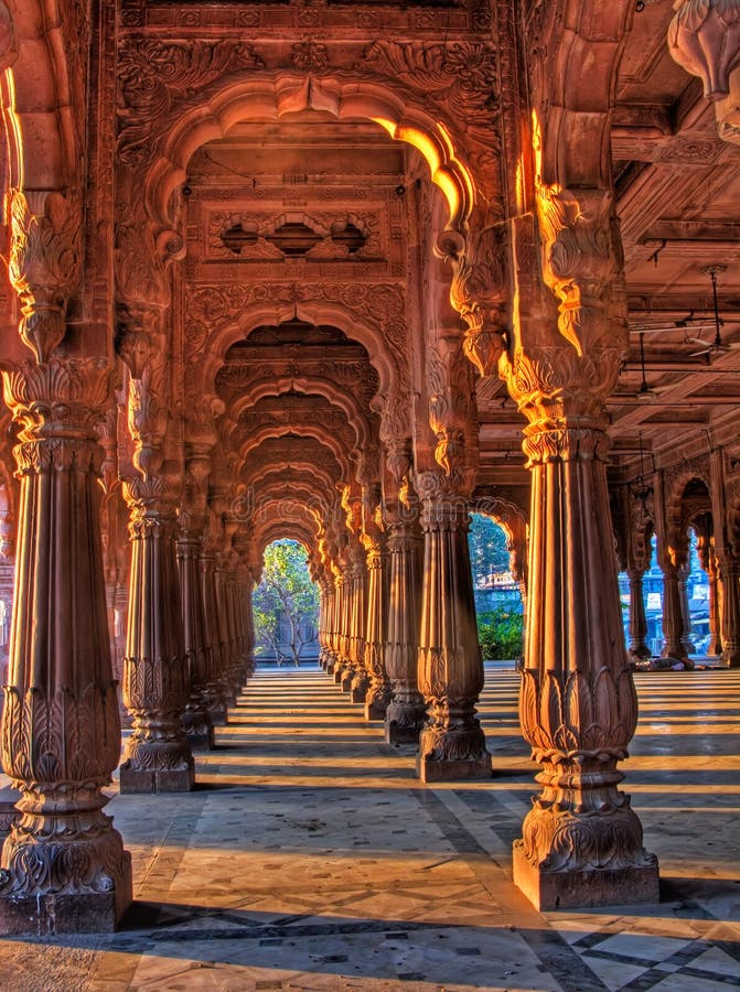 Foto von der Sonne beleuchteten Säulen des königlichen Palast von Indore, Indien, genannt Rajwada.