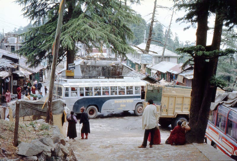 1977 indu Autobusy przychodzi i iść przy górnym Dharamsala zdjęcia stock 1977 indu Autobusy przychodzi i iść przy górnym Dharamsala zdjęcia stock