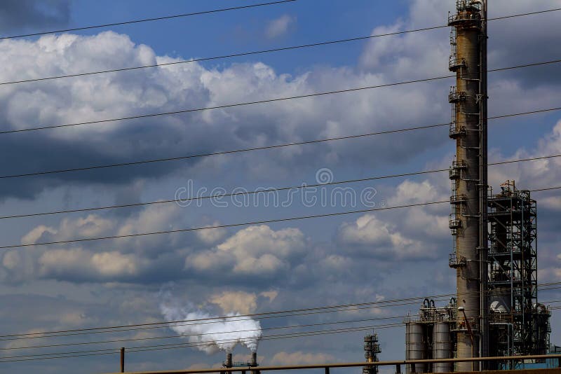 Industria del petróleo y gas de la refinería, el equipo del refino de petróleo, de tuberías foto de archivo Industria del petróleo y gas de la refinería, el equipo del refino de petróleo, de tuberías foto de archivo