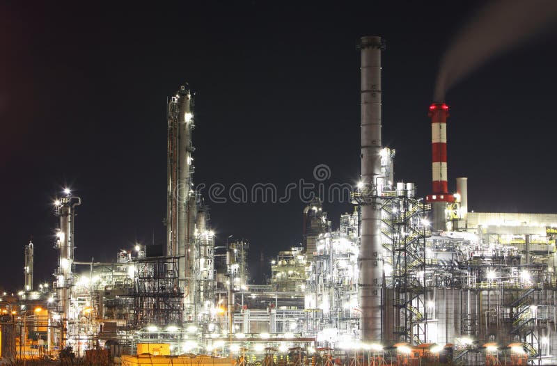 Industria del petróleo y gas - refinería en el crepúsculo - fábrica imagen de archivo Industria del petróleo y gas - refinería en el crepúsculo - fábrica imagen de archivo