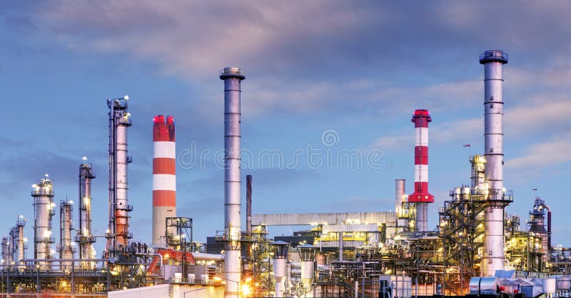 Industria del petróleo y gas - refinería en el crepúsculo - fábrica - petroche imagen de archivo Industria del petróleo y gas - refinería en el crepúsculo - fábrica - petroche imagen de archivo