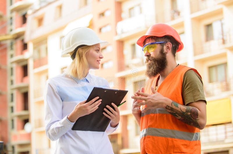 Industria dell'edilizia Riuscito concetto di affare Rifornimento stabilito caporeparto dei materiali da costruzione Esperto e cos fotografie stock Industria dell'edilizia Riuscito concetto di affare Rifornimento stabilito caporeparto dei materiali da costruzione Esperto e cos fotografie stock