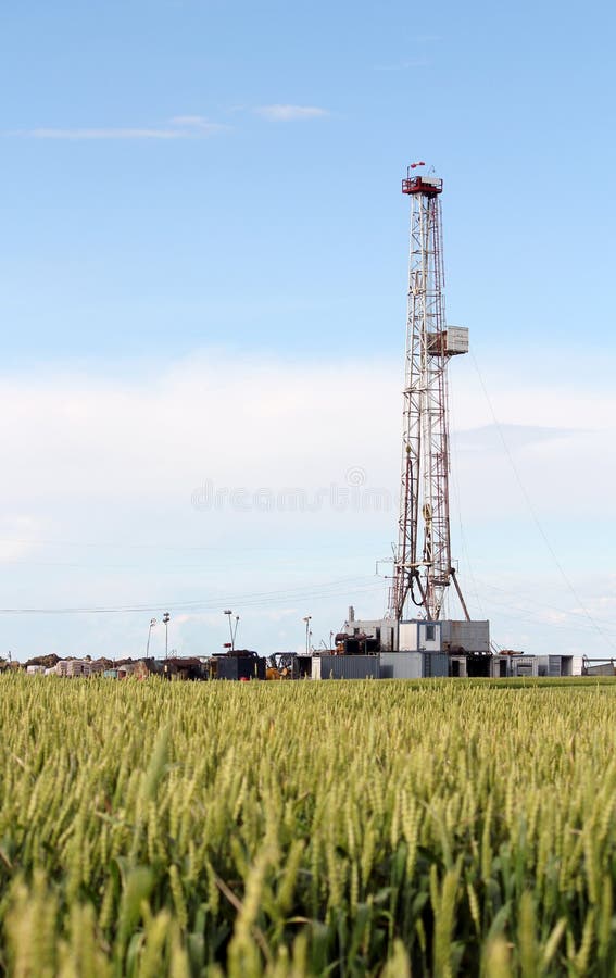 Industria dell'impianto di perforazione della trivellazione petrolifera della terra immagine stock Industria dell'impianto di perforazione della trivellazione petrolifera della terra immagine stock