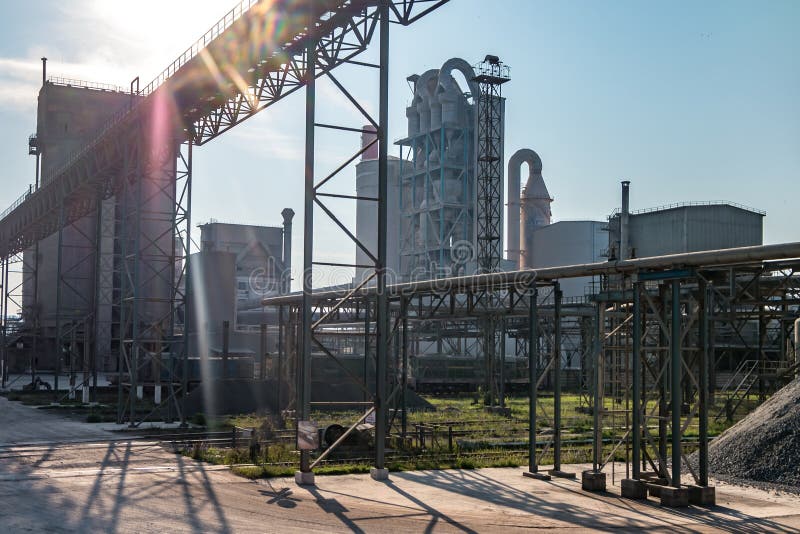 Industria grigia paesaggio inquinamento ambientale rifiuti della fabbrica di cemento Grandi tubi dell'impianto industriale montag fotografie stock libere da diritti Industria grigia paesaggio inquinamento ambientale rifiuti della fabbrica di cemento Grandi tubi dell'impianto industriale montag fotografie stock libere da diritti