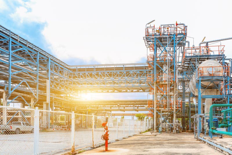 Industria refinería de petróleo, del petróleo y gas petroquímicos de la refinería, el equipo del refino de petróleo, primer de tu imágenes de archivo libres de regalías Industria refinería de petróleo, del petróleo y gas petroquímicos de la refinería, el equipo del refino de petróleo, primer de tu imágenes de archivo libres de regalías