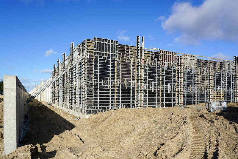 Industrial Building Wall Construction Using Concrete Formwork with a