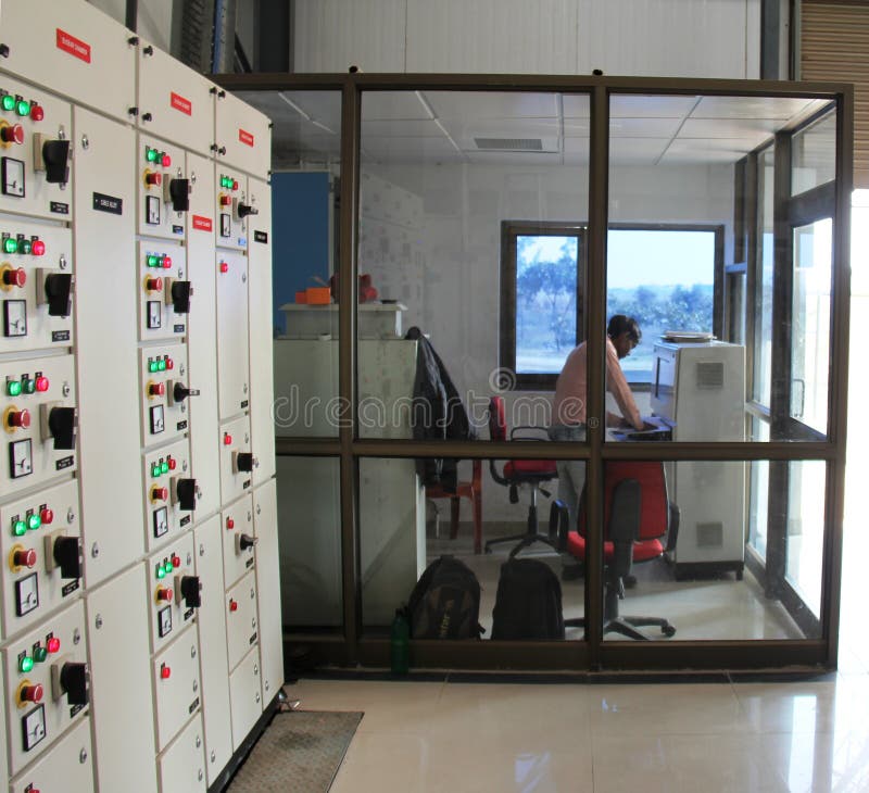 Cameră de control industrială cu operator și control stock photography