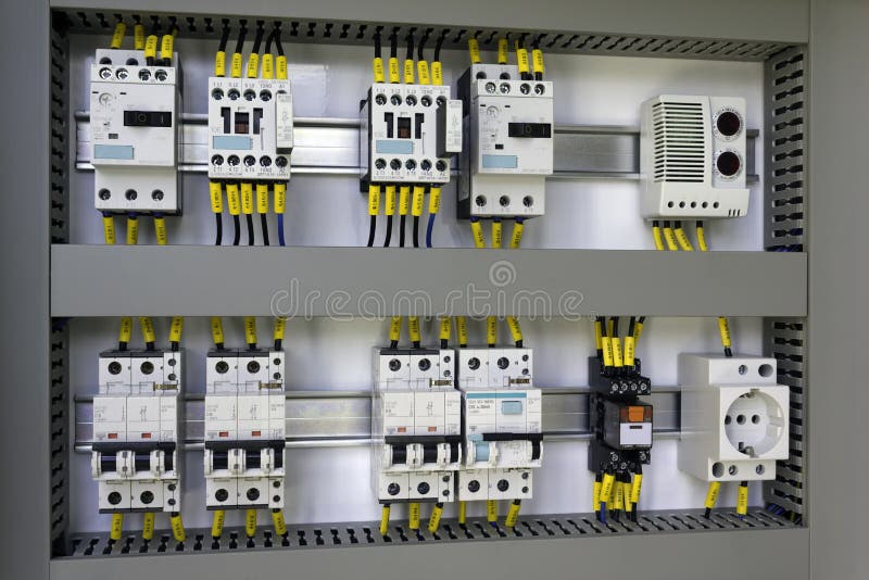 Contenitore industriale con apparecchiature elettriche in miniatura interruttori, contattori, interruttori, relè, zoccolo e termostato.