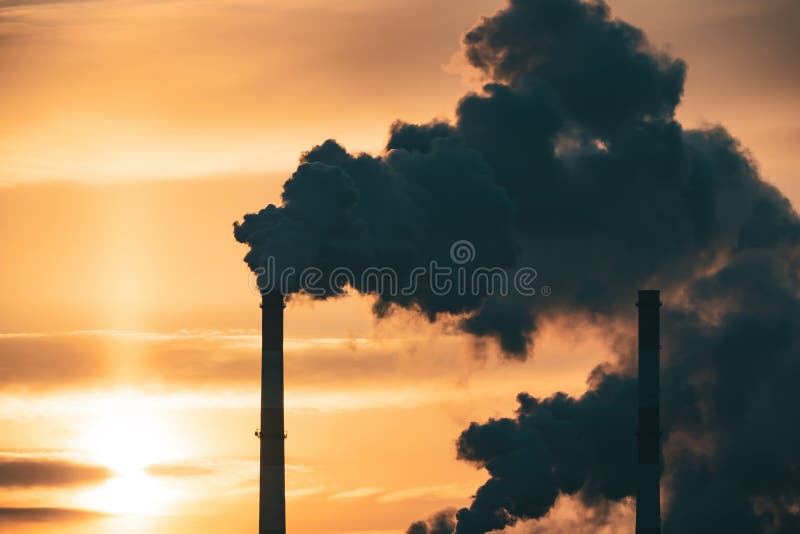 Průmyslový komín emise uhlík plyny a v atmosféra.