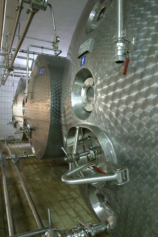 Priemyselné kvapaliny skladovacie nádrže a potrubia v produkcia mlieka factory.