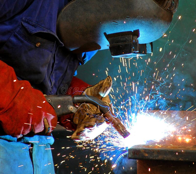 Soldadura de acero sobre el ingeniería planta.