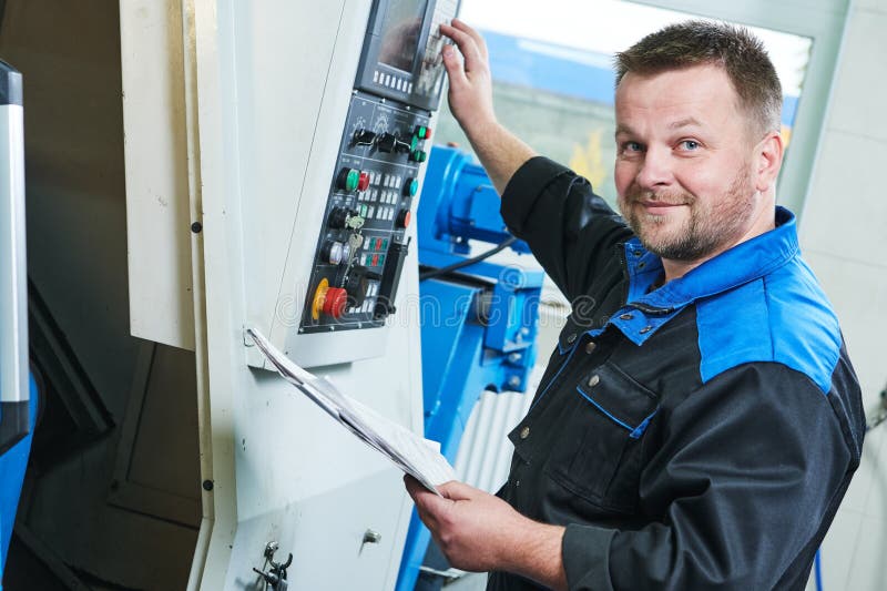 Industriarbetare som fungerar den roterande maskinen för cnc i metall som bearbetar med maskin bransch royaltyfria bilder Industriarbetare som fungerar den roterande maskinen för cnc i metall som bearbetar med maskin bransch royaltyfria bilder