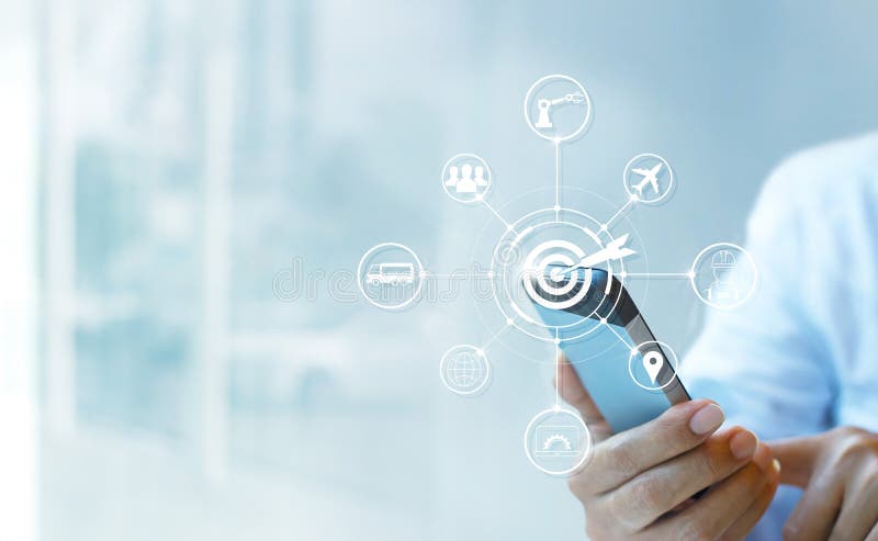 Industrie 4 0 Konzept, Geschäftsmann unter Verwendung des Smartphone mit Ikonenziel und Datenvernetzungsaustausch in den Fertigun stockfoto Industrie 4 0 Konzept, Geschäftsmann unter Verwendung des Smartphone mit Ikonenziel und Datenvernetzungsaustausch in den Fertigun stockfoto