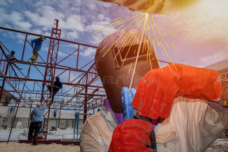 Industrieel bedrijfsconcept met technicusnadruk op lassenproc?d? royalty-vrije stock foto's Industrieel bedrijfsconcept met technicusnadruk op lassenproc?d? royalty-vrije stock foto's