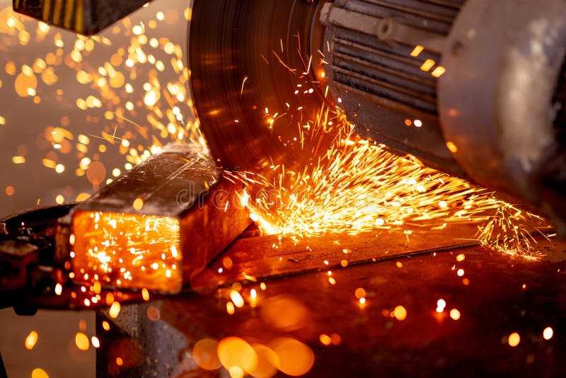 Industrieel metaal snijden met slijpsel Sparen bij het malen van ijzer royalty-vrije stock afbeeldingen Industrieel metaal snijden met slijpsel Sparen bij het malen van ijzer royalty-vrije stock afbeeldingen