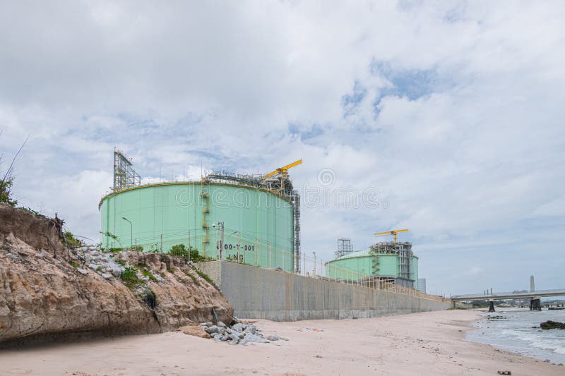 Industriegasbehälter für Erdgas an der Küste. großer, langgezogener oder verflüssigter Propan-Tank an der Meeresbucht stockfoto