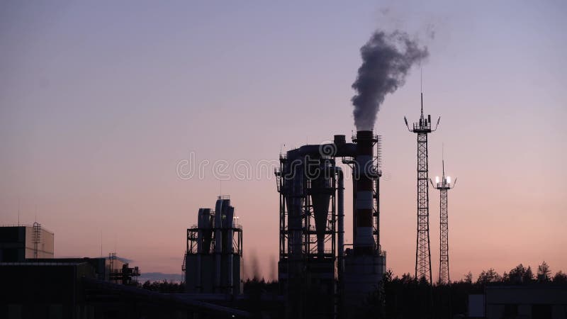 Industrielandschaft die Rohre des Wärmekraftwerks bei Sonnenuntergang.