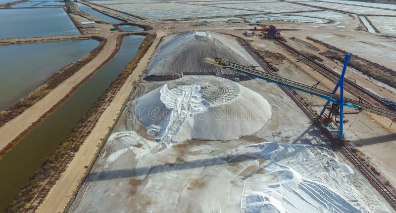 Industriell extraktion av havet som är salt vid avdunstning royaltyfria bilder Industriell extraktion av havet som är salt vid avdunstning royaltyfria bilder