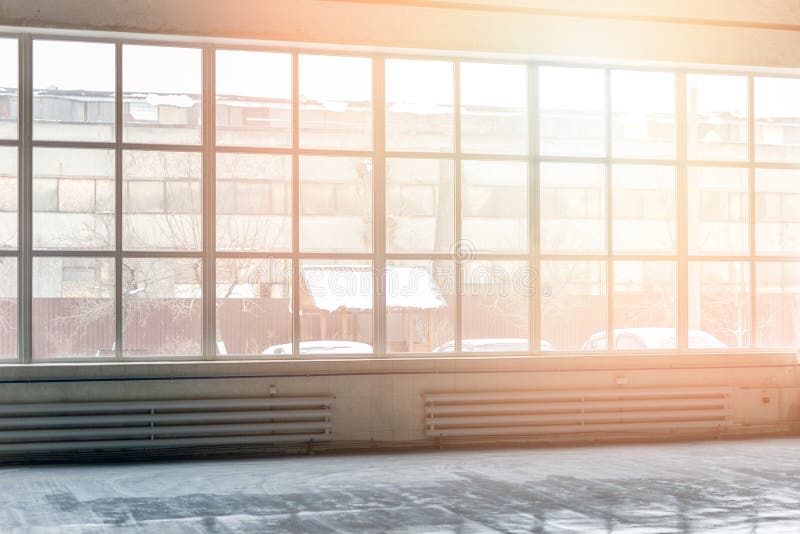 Industriell inre med det breda golvet till takfönstret Fabrik som bygger den genomskinliga väggen Solljus till och med fönster royaltyfria bilder Industriell inre med det breda golvet till takfönstret Fabrik som bygger den genomskinliga väggen Solljus till och med fönster royaltyfria bilder