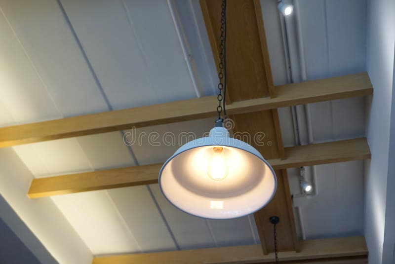 Industriell pandent lampa med skugga för vit metall med utsatt ceil arkivbild Industriell pandent lampa med skugga för vit metall med utsatt ceil arkivbild