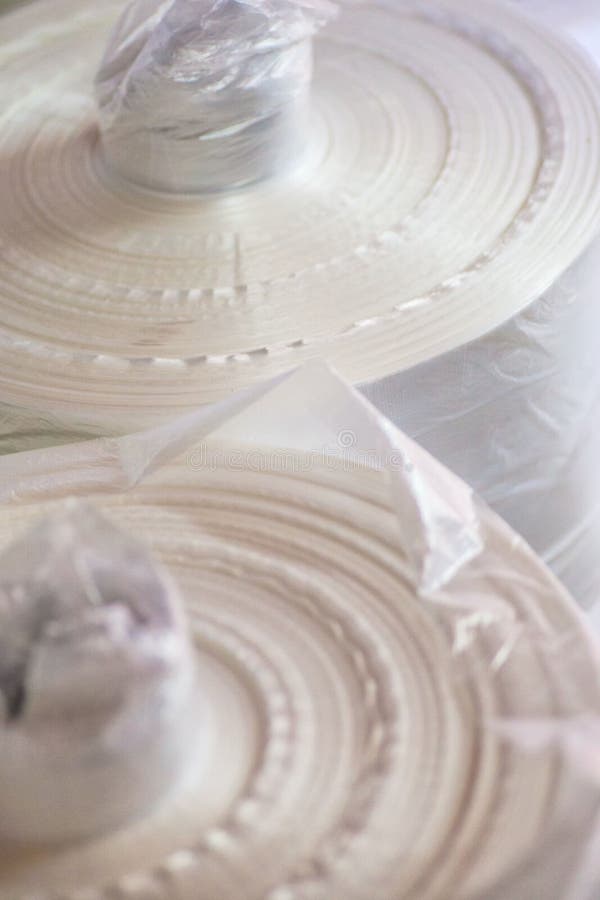 Industriell produktion av plastpåsar Utrustning för tillverkning av royaltyfri bild Industriell produktion av plastpåsar Utrustning för tillverkning av royaltyfri bild
