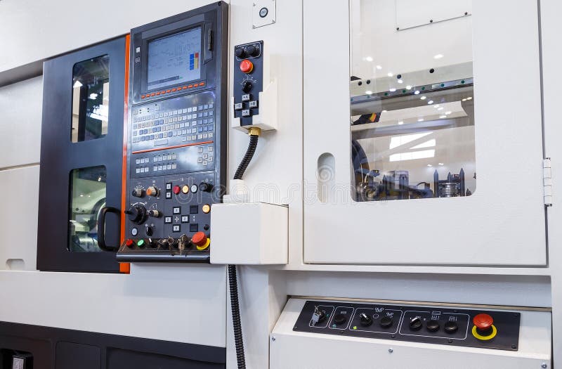 Industriell utrustning av mitten för cnc-malningmaskin i hjälpmedeltillverkningseminarium royaltyfria foton Industriell utrustning av mitten för cnc-malningmaskin i hjälpmedeltillverkningseminarium royaltyfria foton