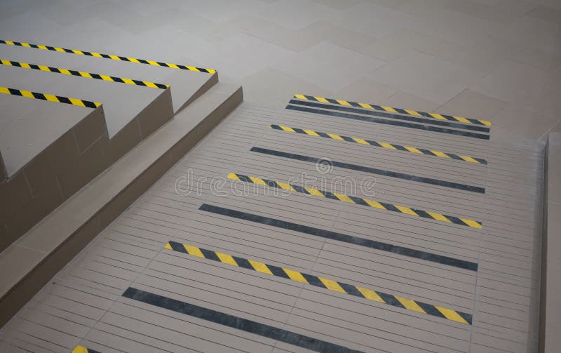 Industrielle gestreifte Straßen- oder Schrittwarnung auf grauer Rampe für handica lizenzfreie abbildung Industrielle gestreifte Straßen- oder Schrittwarnung auf grauer Rampe für handica lizenzfreie abbildung