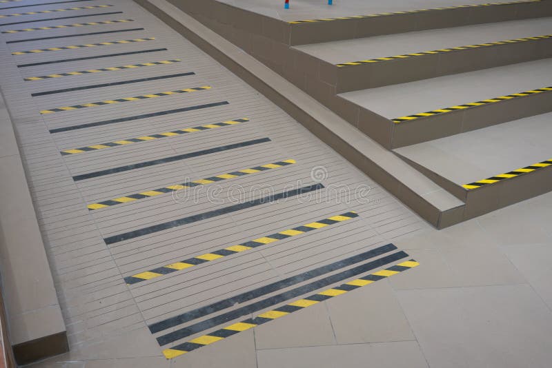Industrielle gestreifte Straßen- oder Schrittwarnung auf grauer Rampe für handica vektor abbildung Industrielle gestreifte Straßen- oder Schrittwarnung auf grauer Rampe für handica vektor abbildung
