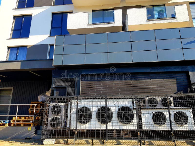 industrielle Klimaanlage, Außenanlage an der Außenwand des Gebäudes mit Schutzzaun im Sonnenlicht stockfotos industrielle Klimaanlage, Außenanlage an der Außenwand des Gebäudes mit Schutzzaun im Sonnenlicht stockfotos
