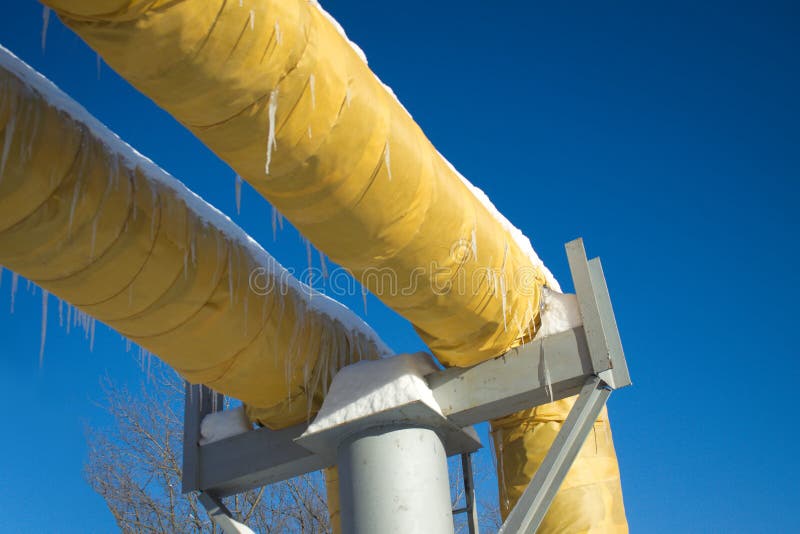 Industrielle Rohre mit gelber Wärmedämmung stockbild Industrielle Rohre mit gelber Wärmedämmung stockbild