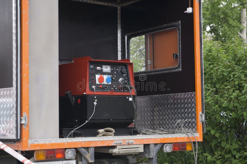 Industrieller Dieselgenerator Bereitschaftsgenerator Industrieller Dieselgenerator für Bürogebäude schloss an den Bedienfeldespri stockfotos Industrieller Dieselgenerator Bereitschaftsgenerator Industrieller Dieselgenerator für Bürogebäude schloss an den Bedienfeldespri stockfotos