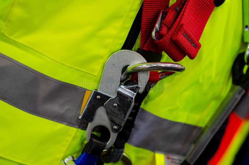 Industrieller Karabiner auf der Arbeitskraft lizenzfreie stockbilder Industrieller Karabiner auf der Arbeitskraft lizenzfreie stockbilder