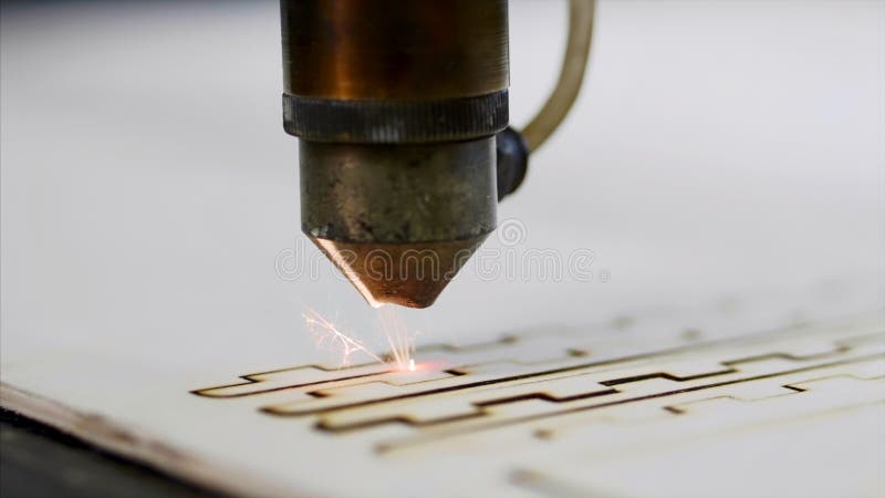 Industrieller Laser schneidet ein Muster auf einem Sperrholzblech lizenzfreie stockbilder