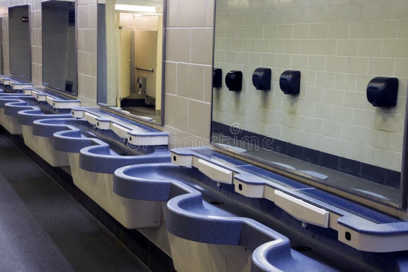 Industrielles Badezimmer stockbild. Bild von latrine - 16448299