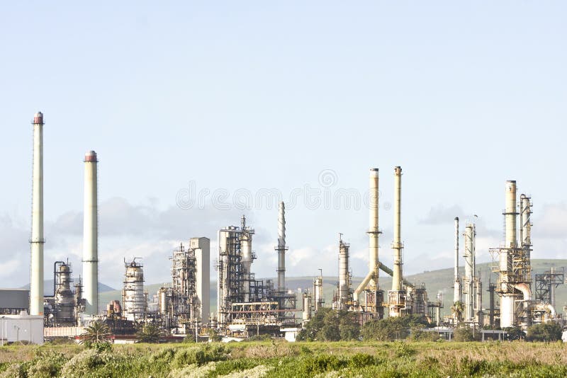 Industriellt oljaraffinaderi för skymning