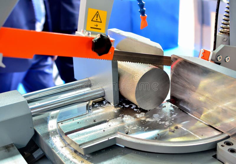 Industriële CNC draaibank met lintzaag voor scherpe metaalproducten royalty-vrije stock foto's Industriële CNC draaibank met lintzaag voor scherpe metaalproducten royalty-vrije stock foto's