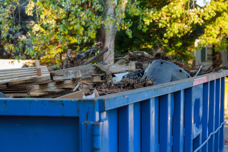 Industriële die dumpster met puin wordt gevuld stock fotografie Industriële die dumpster met puin wordt gevuld stock fotografie