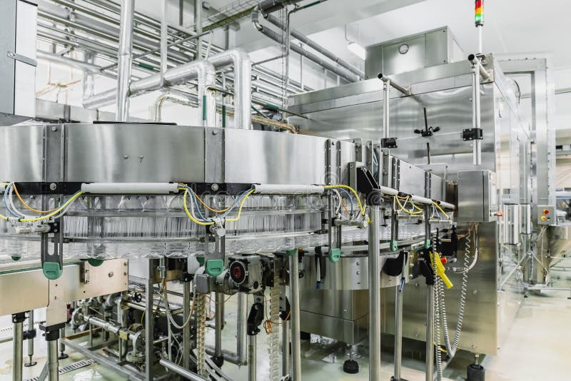 Industriële geautomatiseerde machine in drankeninstallatie, industriële apparatuur in levensmiddelenfabriek