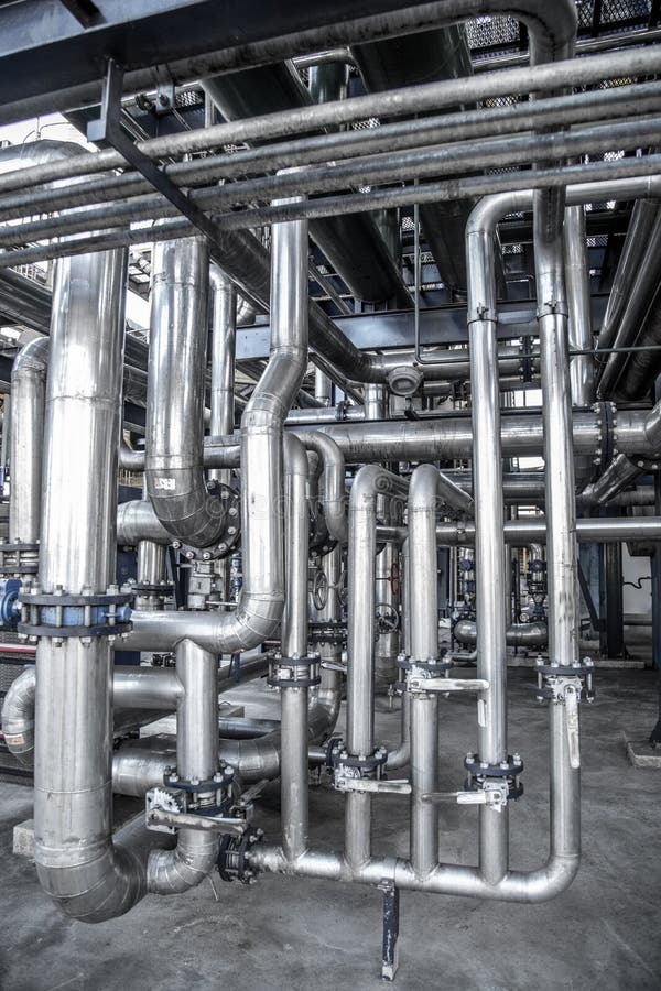 Industriële stoompijp met kleppen en roestvrij staal royalty-vrije stock afbeelding Industriële stoompijp met kleppen en roestvrij staal royalty-vrije stock afbeelding