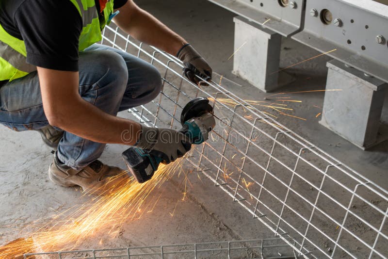Industriële werker, metaalbewerking met slijpsel Weergegeven reservaten Concept voor industrieel, metaalwerk royalty-vrije stock afbeeldingen Industriële werker, metaalbewerking met slijpsel Weergegeven reservaten Concept voor industrieel, metaalwerk royalty-vrije stock afbeeldingen