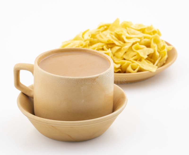 Indyjska tradycyjna masala chai lub masala tea serwowana z besan papri na białym tle
