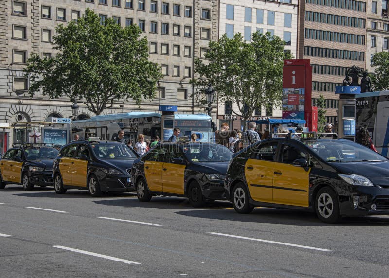 ine av Taxi' s på en taxirang i den Barcelona staden royaltyfri bild ine av Taxi' s på en taxirang i den Barcelona staden royaltyfri bild