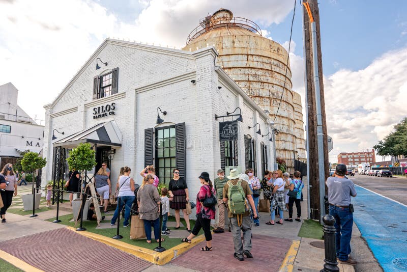 Ine of customers waiting to get into the Silos Baking Co