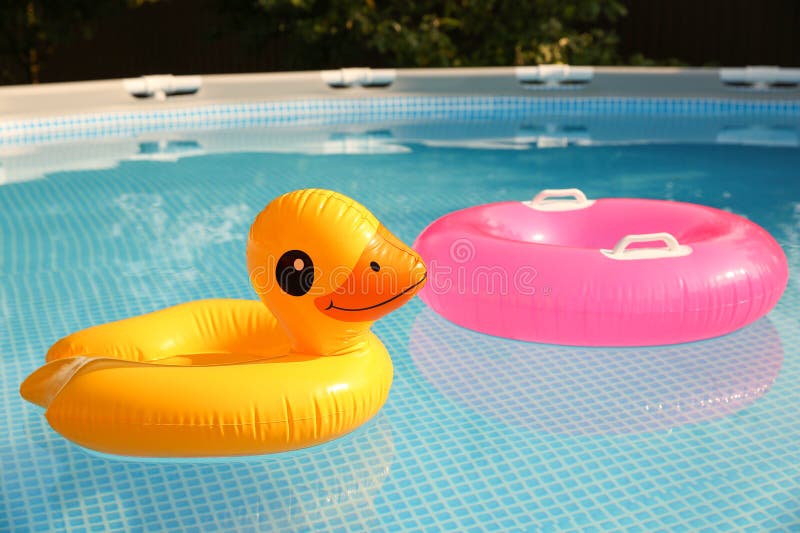 Inele gonflabile pe apă în piscină deasupra solului în aer liber royalty free stock photography